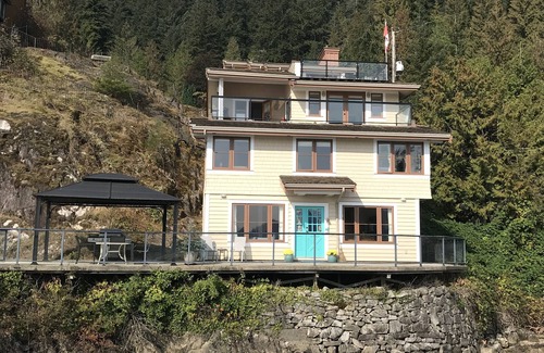 District of North Vancouver Apartment | Coastal lifestyle! Oceanfront apartment! Huge deck and dock 30 min to downtown.