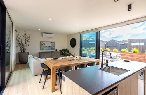 Onetangi House | Coastal living with a hot tub and just 100 metres from Onetangi Beach