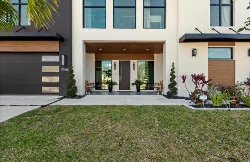 Arlington Park House | Coastal Luxe, SaltPool Spa, 5miles to Siesta