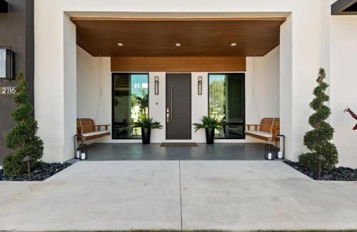 Arlington Park House | Coastal Luxe, SaltPool Spa, 5miles to Siesta