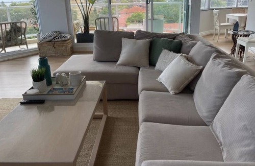 Brighton-le-Sands Apartment | Coastal Luxury: Cozy 2-bedroom apartment in Brighton-Le-Sands with parking