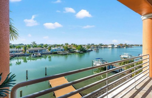 Causeway Isles House | Coastal Luxurious Mansion! Minutes to beach