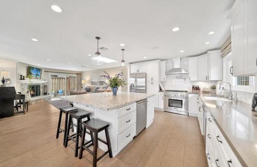 San Clemente House | Coastal Luxury Hot Tub, Pool Table, & Yard