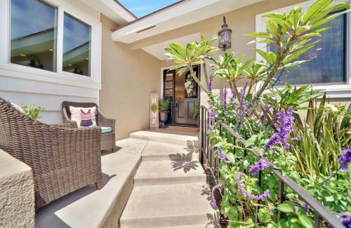 San Clemente House | Coastal Luxury Hot Tub, Pool Table, & Yard