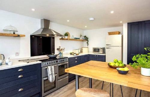 Carlyon Bay House | Coastal Luxury near Fowey - 5 mins to Beach & Golf
