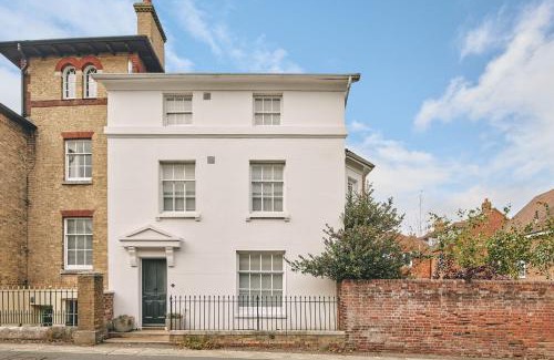 Hamble-le-Rice House | Coastal Manor Retreat