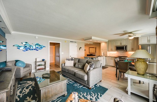 Marco Island Condo | Coastal Marco Island Condo w/Club Amenities!
