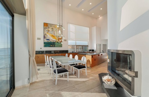 Los Angeles County Villa | Coastal Masterpiece with Expansive Beachfront & Luxury Amenities