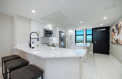 Marco Island Condo | Coastal modern beachfront condo w/sweeping views