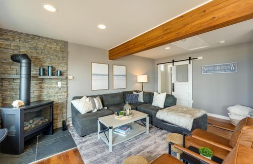 Warm Beach House | Coastal PNW Home on Swimmable Beach with Hot Tub!