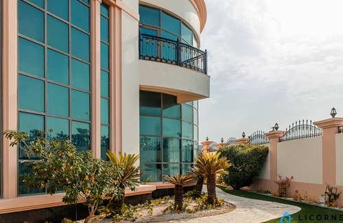 Jumeira 3 Villa | Coastal Retreat: Elegant Room by Sunset Beach