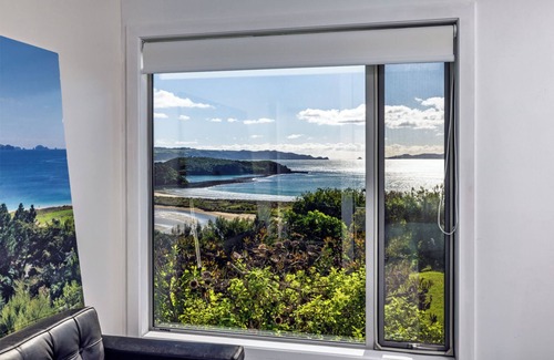 Te Tii House | Coastal Serenity - Tapuaetahi Beach Escape