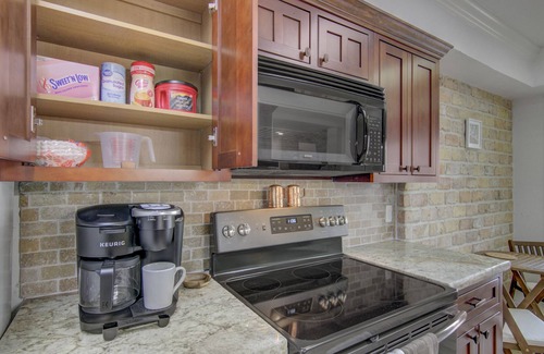 Port Arthur House | Coastal Style Townhome next to Golf Course - Sleeps up to 8