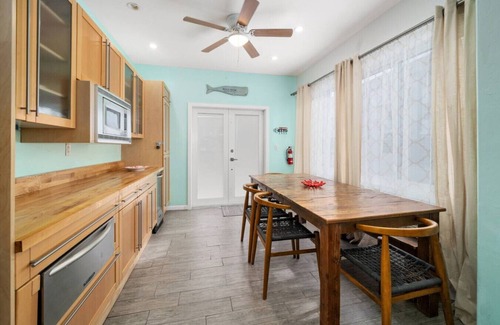 Hollywood South Central Beach Apartment | Coastal Suite 2/2 Hollywood Beach Oasis!