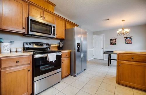 Hinesville House | Coastal theme getaway | King Beds, Patio Arcade