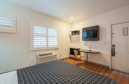 Castroville Hotel | Coastal Valley Inn