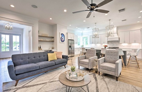 Waveland House | Coastal Waveland House 1/2 Block to Pub Beach