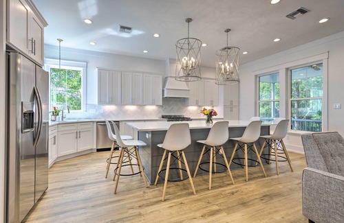 Waveland House | Coastal Waveland House 1/2 Block to Pub Beach