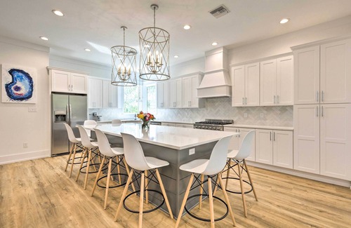 Waveland House | Coastal Waveland House 1/2 Block to Pub Beach
