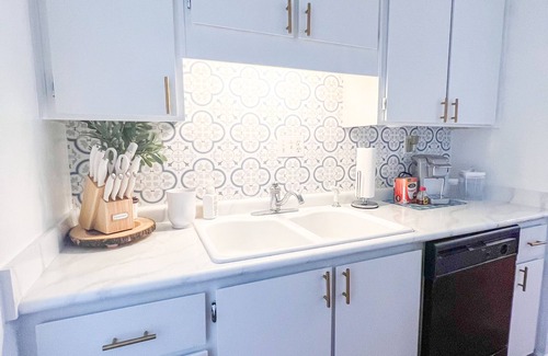 Isle of Hope Historic District House | Coastal White Cottage-Isle Of Hope in Savannah