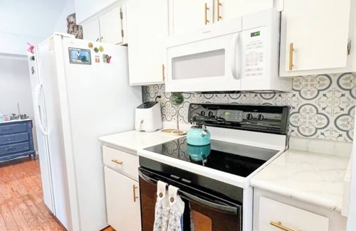 Isle of Hope Historic District House | Coastal White Cottage-Isle Of Hope in Savannah