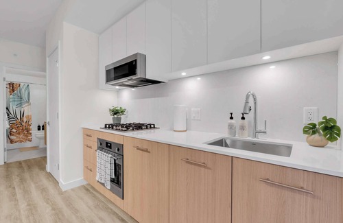 Eau Claire Apartment | Coastal Winds DT | Gym | River Walk