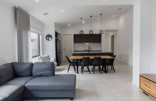 Armstrong Creek House | Coasty- Sleeps 8, Heated Pool, Cinema Room, Aircon, Parking