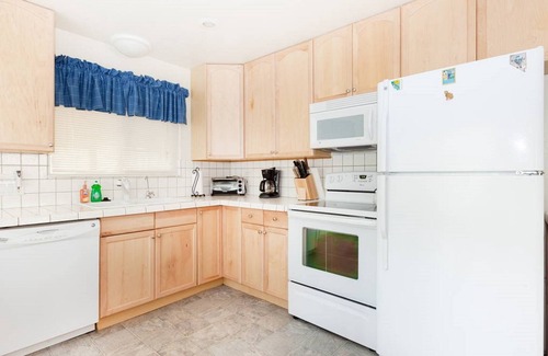 Pioneer Trail House | CoatneyCabin South Lake Tahoe Vacation Cabin - Private deck and broadband Wi-Fi!