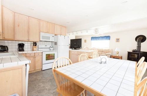 Pioneer Trail House | CoatneyCabin South Lake Tahoe Vacation Cabin - Private deck and broadband Wi-Fi!