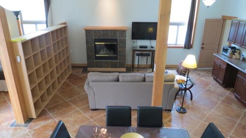 Tofino House | Cobble Wood and Bird Sanctuary Guest Houses