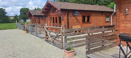 Turriff Ski Chalet | Cobblehouse Country Cabins no TRADE WORKERS