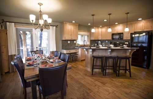 East Kootenay Cottage | Cobblestone Cottage, Stay 3 nights, pay for 2 nights, Hot Spring Passes Incl.*