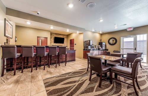 Hutchinson Hotel | Cobblestone Hotel & Suites - Hutchinson