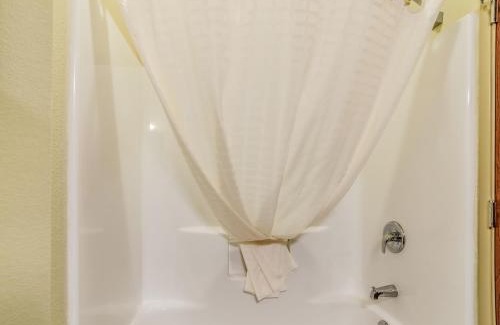 Newton Hotel | Cobblestone Hotel & Suites - Newton