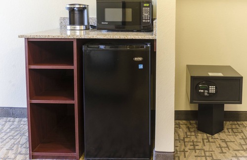 Harvey Hotel | Cobblestone Inn & Suites - Harvey