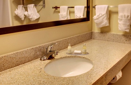 Harvey Hotel | Cobblestone Inn & Suites - Harvey