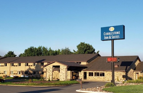 Merrill Hotel | Cobblestone Inn & Suites - Merrill