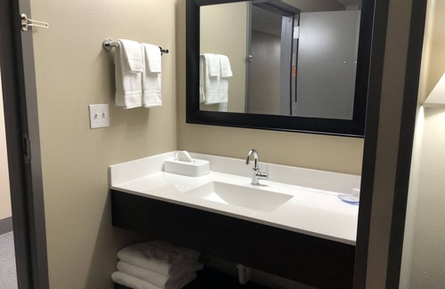 Trenton Hotel | Cobblestone Inn & Suites - Trenton