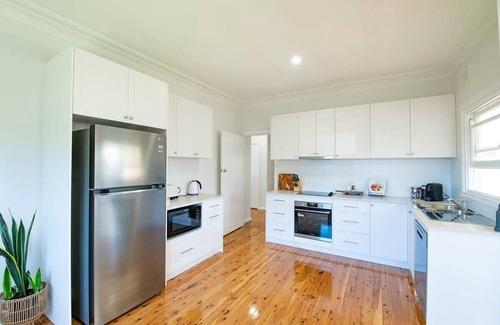Dubbo House | Cobbora Cottage - Sleek & Stylish, Near Hospital