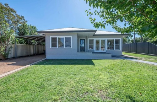 Dubbo House | Cobbora Cottage - Sleek & Stylish, Near Hospital