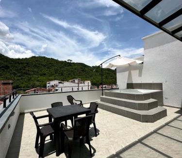 San Gil Apartment | Cocina full, parqueadero y acceso a jacuzzi y bbq