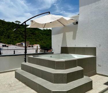 San Gil Apartment | Cocina full, parqueadero y acceso a jacuzzi y bbq