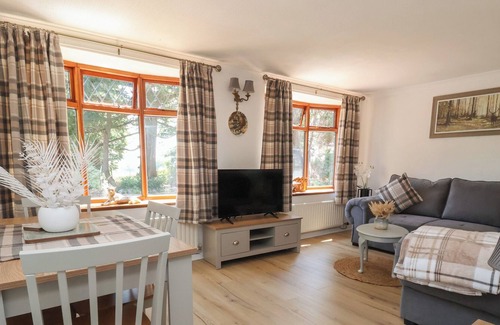 Overton-on-dee Cottage | COCK BANK COTTAGE, pet friendly, with a garden in Bangor-On-Dee