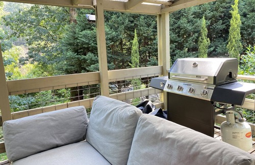 Cockatoo House | Cockatoo Rainforest Escape - family home with fire pit, surrounded by nature!