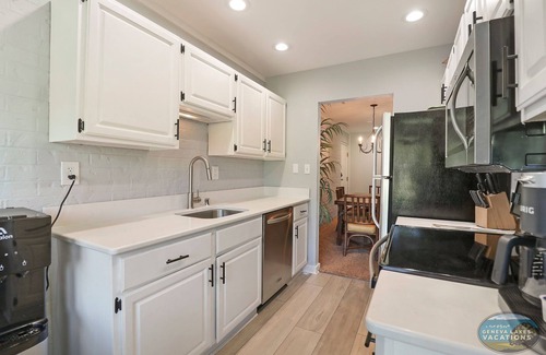 Fontana-on-Geneva Lake Villa | Cocktails & Dreams -Ground Level Abbey Villa Corner Condo |2 Patios |Pool |Natural Lighting |Updated