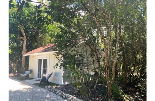 Adelaide House | Coco Cottage - 1BD, 3 min drive to Albany/Lyford