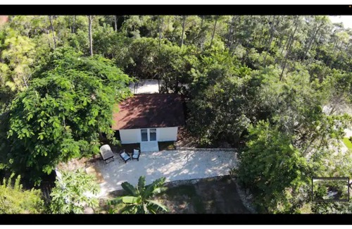 Adelaide House | Coco Cottage - 1BD, 3 min drive to Albany/Lyford