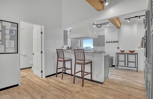 Cocoa Isles House | Coco Sands Riverfront Pool Home w/5 Bedrms - 3 min to the beach