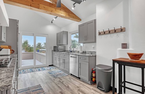 Cocoa Isles House | Coco Sands Riverfront Pool Home w/5 Bedrms - 3 min to the beach