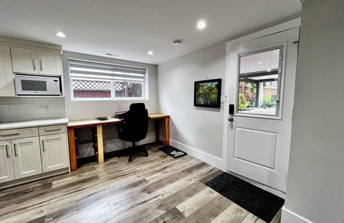 White Rock Bed & Breakfast | Coco Tan Art B&B (2 beds room+ private bathroom)